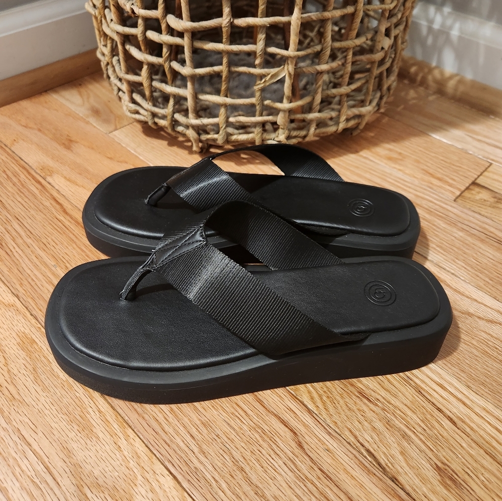 Urban Outfiters black platform slides sz 9